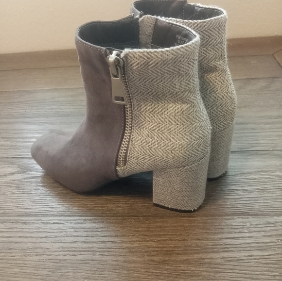 Women's gray chunky block heel booties - Picture 8 of 9